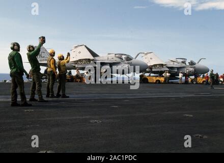 US NAVY / United States Navy Flugzeugträger Kitty-Hawk-Klasse / Flugzeugträger Kitty-Hawk-Klasse - USS John F. Kennedy CV-67 - Flugdeck Grumman A-6E. Stockfoto