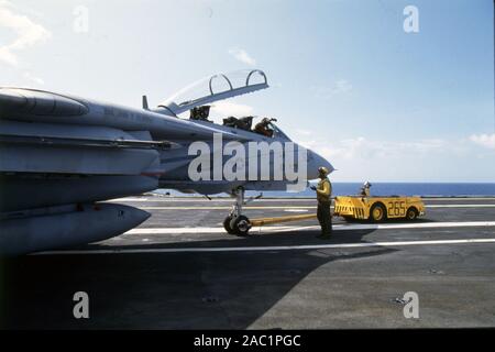 US NAVY / United States Navy Flugzeugträger Kitty-Hawk-Klasse / Flugzeugträger Kitty-Hawk-Klasse - USS John F. Kennedy CV-67 - - Flugdeck Grumman F-14D Tomcat Stockfoto