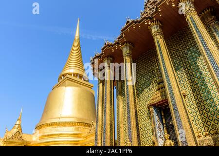 Der Grand Palace eine bekannte touristische Destination mit dem Tempel des Smaragd Buddha der heiligsten buddhistischen Tempel in Thailand. Stockfoto
