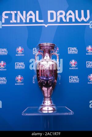 Bukarest, Rumänien. 30 Nov, 2019. Fußball: Vor der Auslosung für die Europameisterschaft. Die Europäische Cup wird auf dem Podium bei einer Pressekonferenz der UEFA obere Beamte in einem Hotel. Die Gruppe Auslosung für die Fußball-Europameisterschaft 2020 wird in der rumänischen Hauptstadt. Die EM findet vom 12. Juni bis 12. Juli 2020 in zwölf Ländern. Credit: Christian Charisius/dpa/Alamy leben Nachrichten Stockfoto