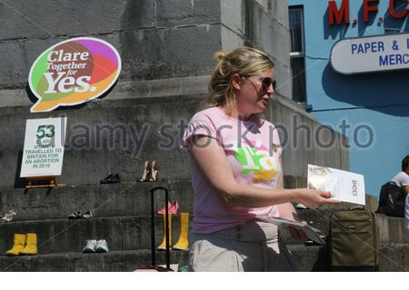 Eine Frau, die Hände, die Faltblätter als Teil der "Ja"-Kampagne der 8. Änderung der irischen Verfassung aufzuheben. Stockfoto