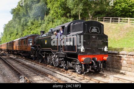 Ein Dampfzug kommt in Goathland Station auf der North Yorkshire Moors Railway in Nordengland. Stockfoto