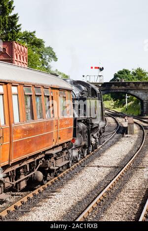 Ein Dampfzug bereitet Goathland Station, auf der North Yorkshire Moors Railway zu fahren. Stockfoto