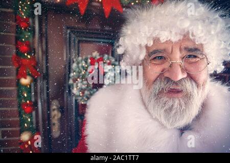 Lustige Smiling Santa Claus an Weihnachten vor der Haustür Stockfoto