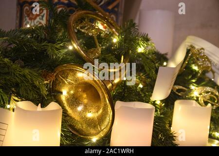 Weihnachtsbaum und Dekorationen im Haus bei Waddesdon Manor, Waddesdon, Buckinghamshire, Großbritannien. Weihnachten Musik Thema. Weihnachten 2019 Stockfoto