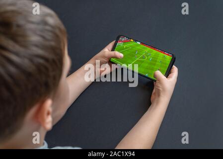 Sarajevo, Bosnien und Herzegowina - November 30, 2019: Junge spielt FIFA Mobile für Android Smartphone Stockfoto