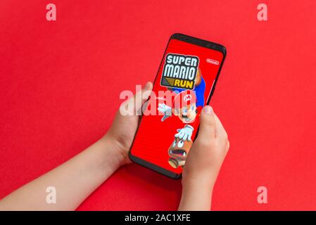 Sarajevo, Bosnien und Herzegowina - November 30, 2019: Super Mario Laufen mobile Game von Nintendo auf modernen Android Smartphone in Kid Hände veröffentlicht. Stockfoto