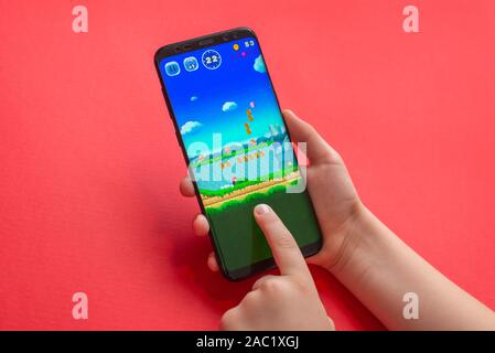 Sarajevo, Bosnien und Herzegowina - November 30, 2019: Junge spielt Super Mario Spiel laufen auf modernen Android Smartphone close-up Stockfoto