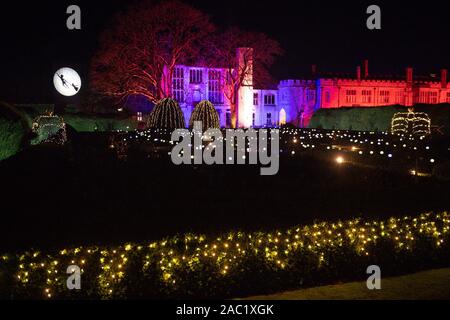 Peter Pan themed Schauspiel von Licht Illuminationen in Sudeley Castle & Gardens, Winchcombe, Gloucestershire. Bild Datum: Freitag, 29. November 2019. Photo Credit: Jacob König/PA-Kabel Stockfoto