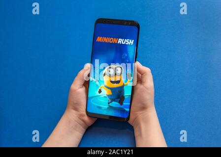 Sarajevo, Bosnien und Herzegowina - November 30, 2019: Minion Rush Mobile action video Spiel auf moderne smart phone in Kid Hände close-up Stockfoto