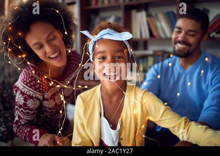 Familie auf Winterurlaub. happy African American family Weihnachten gemeinsam feiern Stockfoto