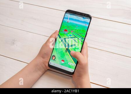 Sarajevo, Bosnien und Herzegowina - November 30, 2019: Junge spielt Pokemon gehen Spiel auf Samsung Galaxy S9 smart phone close-up Stockfoto