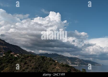 Blick über die Berge und das Meer in Sizilien, Italien Stockfoto