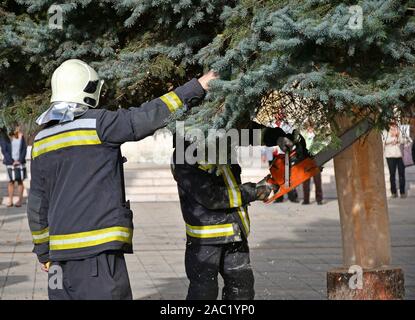 Feuerwehrmann arbeitet mit einer Kettensäge outdoor Stockfoto