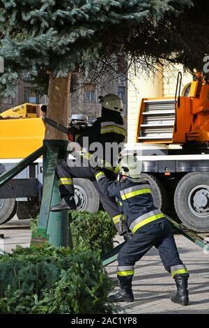 Feuerwehrmann arbeitet mit einer Kettensäge outdoor Stockfoto