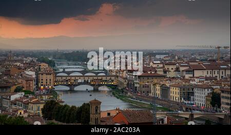 Panoramablick auf die Skyline von der historischen Stadt von Florenz in Italien von Michelangelo piazza kurz vor dem Sonnenuntergang. Stockfoto