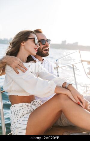 Bild einer positiven optimistischen glückliches junges Paar im Freien auf Yacht in See. Stockfoto
