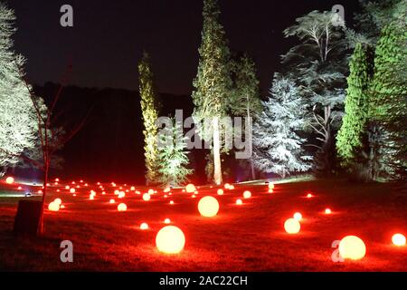 Winter Light Trail, Weihnachten 2019 bei Waddesdon Manor, Waddesdon, Buckinghamshire, Großbritannien. Weihnachten Musik Thema. Stockfoto