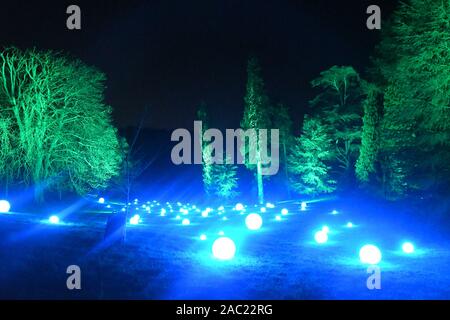 Winter Light Trail, Weihnachten 2019 bei Waddesdon Manor, Waddesdon, Buckinghamshire, Großbritannien. Weihnachten Musik Thema. Stockfoto