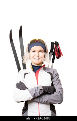 Foto der jungen Sportlerin mit Skier und Stöcke hinter ihrem Rücken auf leeren weißen Hintergrund im Studio Stockfoto