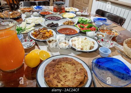 Traditionelles Dorf türkisches Frühstück an der hölzernen Tisch. Farbenfroh, frisch, organische Ausbreitung Frühstück. Nahaufnahme, Ansicht von oben. Stockfoto