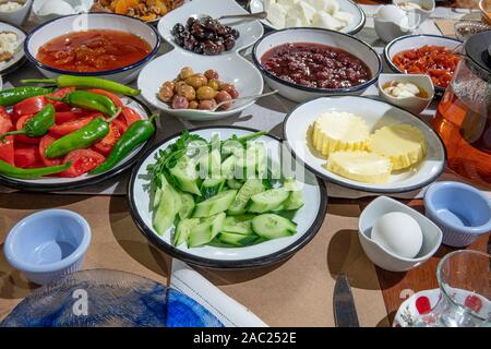 Traditionelles Dorf türkisches Frühstück an der hölzernen Tisch. Farbenfroh, frisch, organische Ausbreitung Frühstück. Nahaufnahme, Ansicht von oben. Stockfoto