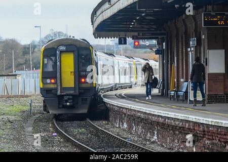 Yeovil Junction, Somerset, UK. 30. November 2019. Ansicht der South Western Railway Zug in Yeovil Junction Station in Somerset vor dem geplanten Streik der RMT-Union, die sich auf Montag, den 2. Dezember beginnt und für die letzten 27 Tage. Foto: Graham Jagd-/Alamy leben Nachrichten Stockfoto