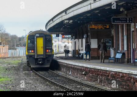 Yeovil Junction, Somerset, UK. 30. November 2019. Ansicht der South Western Railway Zug in Yeovil Junction Station in Somerset vor dem geplanten Streik der RMT-Union, die sich auf Montag, den 2. Dezember beginnt und für die letzten 27 Tage. Foto: Graham Jagd-/Alamy leben Nachrichten Stockfoto