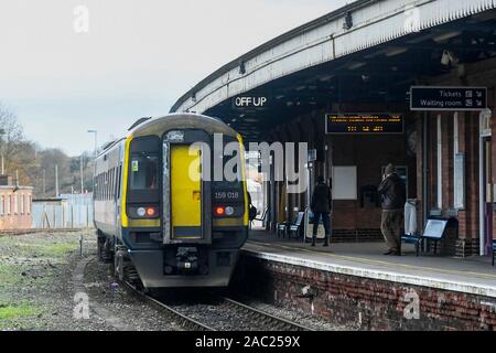 Yeovil Junction, Somerset, UK. 30. November 2019. Ansicht der South Western Railway Zug in Yeovil Junction Station in Somerset vor dem geplanten Streik der RMT-Union, die sich auf Montag, den 2. Dezember beginnt und für die letzten 27 Tage. Foto: Graham Jagd-/Alamy leben Nachrichten Stockfoto