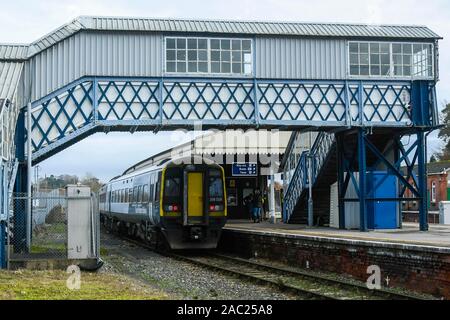 Yeovil Junction, Somerset, UK. 30. November 2019. Ansicht der South Western Railway Zug in Yeovil Junction Station in Somerset vor dem geplanten Streik der RMT-Union, die sich auf Montag, den 2. Dezember beginnt und für die letzten 27 Tage. Foto: Graham Jagd-/Alamy leben Nachrichten Stockfoto