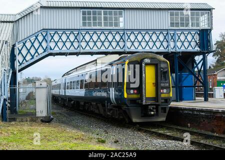 Yeovil Junction, Somerset, UK. 30. November 2019. Ansicht der South Western Railway Zug in Yeovil Junction Station in Somerset vor dem geplanten Streik der RMT-Union, die sich auf Montag, den 2. Dezember beginnt und für die letzten 27 Tage. Foto: Graham Jagd-/Alamy leben Nachrichten Stockfoto