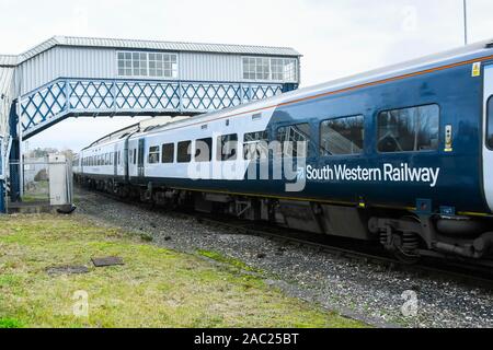 Yeovil Junction, Somerset, UK. 30. November 2019. Ansicht der South Western Railway Zug in Yeovil Junction Station in Somerset vor dem geplanten Streik der RMT-Union, die sich auf Montag, den 2. Dezember beginnt und für die letzten 27 Tage. Foto: Graham Jagd-/Alamy leben Nachrichten Stockfoto