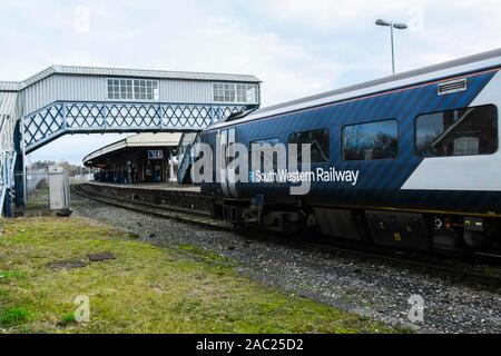 Yeovil Junction, Somerset, UK. 30. November 2019. Ansicht der South Western Railway Zug in Yeovil Junction Station in Somerset vor dem geplanten Streik der RMT-Union, die sich auf Montag, den 2. Dezember beginnt und für die letzten 27 Tage. Foto: Graham Jagd-/Alamy leben Nachrichten Stockfoto