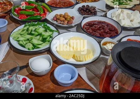 Traditionelles Dorf türkisches Frühstück an der hölzernen Tisch. Farbenfroh, frisch, organische Ausbreitung Frühstück. Nahaufnahme, Ansicht von oben. Stockfoto