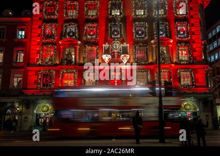 Ein wunderschön eingerichtetes Fortnum & Mason Shop am Piccadilly in der Weihnachtszeit Stockfoto