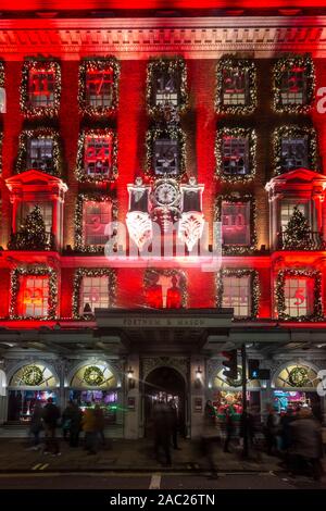 Ein wunderschön eingerichtetes Fortnum & Mason Shop am Piccadilly in der Weihnachtszeit Stockfoto