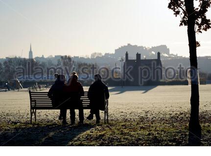 Edinburgh, Schottland, Großbritannien. 30. Nov 2019. Personen, die die klaren, kalten und frostigen Wetter in Inverleith Park, mit Blick auf das Edinburgh Castle und die Skyline. Quelle: Craig Brown/Alamy leben Nachrichten Stockfoto