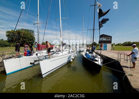 Canal lockYachts verriegeln durch in Carenten Marina in der Normandie. Stockfoto