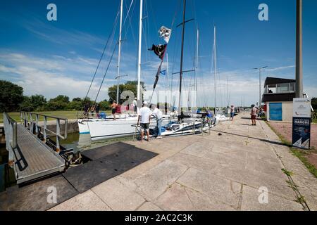 Canal lockYachts verriegeln durch in Carenten Marina in der Normandie. Stockfoto