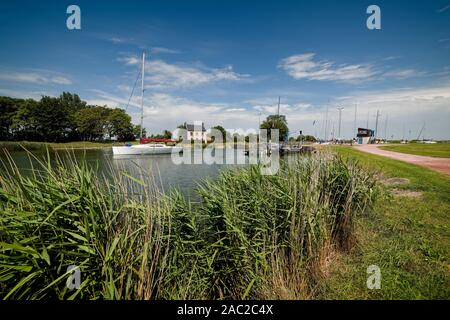 Yachten verriegeln durch in Carenten Marina in der Normandie. Stockfoto