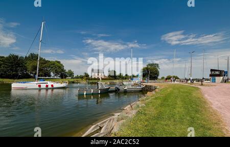 Yachten verriegeln durch in Carenten Marina in der Normandie. Stockfoto