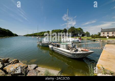 Yachten verriegeln durch in Carenten Marina in der Normandie. Stockfoto