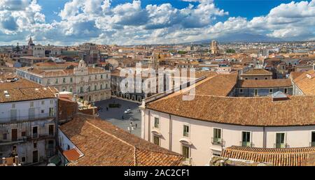 Catania - Die Stadt und Mt. Vulkan Ätna im Hintergrund. Stockfoto