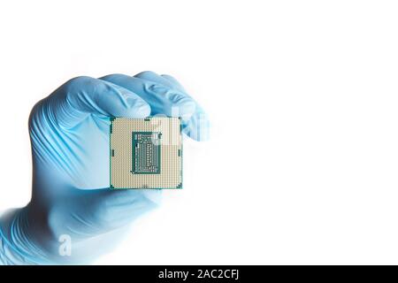 Hand in blau Handschuhe hält micro Prozessor CPU, bis zu schließen. Weißer Hintergrund. Stockfoto