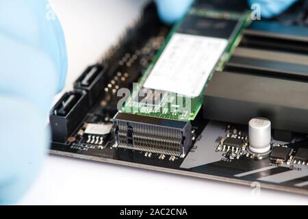 Ssd-Festplatte im PC Motherboard Stockfoto