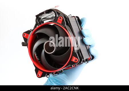 Handwerker Hand in Blau runnber Handschuh halten Computer Ersatzteil mit CPU, Rot Lüfter und die Drähte an weißen Hintergrund isoliert Stockfoto