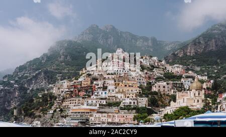 Monte San Michele mit Morgennebel und Positano Dorf in Amalfiküste in Italien Stockfoto