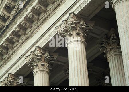 Schöne steinerne Säulen und Skulpturen Blick nach oben. Kasaner Kathedrale Architektur hautnah getönt Stockfoto