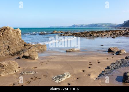 Mühlen Strand Buck's in North Devon, England. Die Lücke im Felsen ist Mensch geworden und als "Gut" zu einem Hafen anlegen. Stockfoto