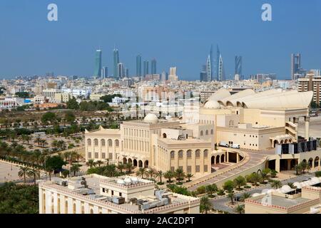 Beeindruckende Luftaufnahme von Isa-kulturelles Zentrum mit einer Gruppe von ikonischen Wahrzeichen in der Kulisse, Manama, Bahrain Stockfoto